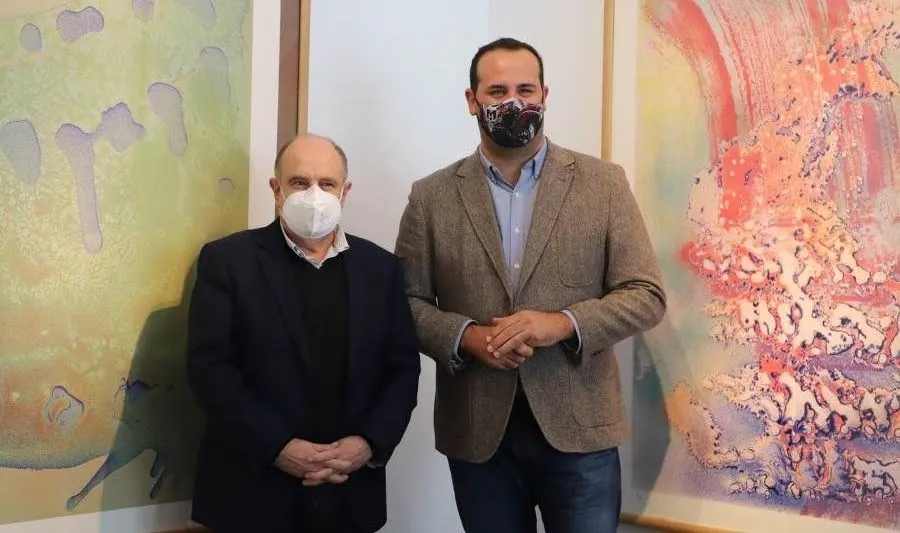 El diputado de cultura, David Mingo, y el autor de la muestra, José Fuentes, presentan la exposición de grabados e imagen múltiple en la sala La Salina. Foto de Lydia González