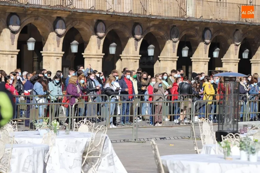 Espectadores en la Plaza Mayor por la grabación de MasterChef
