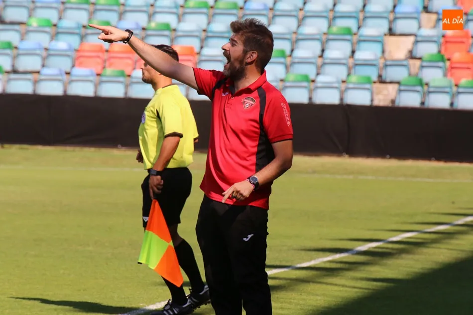 Sergio Mata da instrucciones a sus jugadores, en el Helmántico
