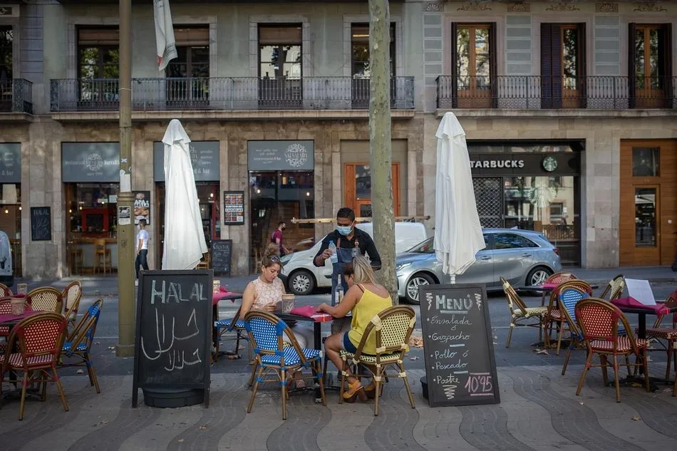 Dos mujeres comen en la terraza de un bar en Barcelona - David Zorrakino - Europa Press
