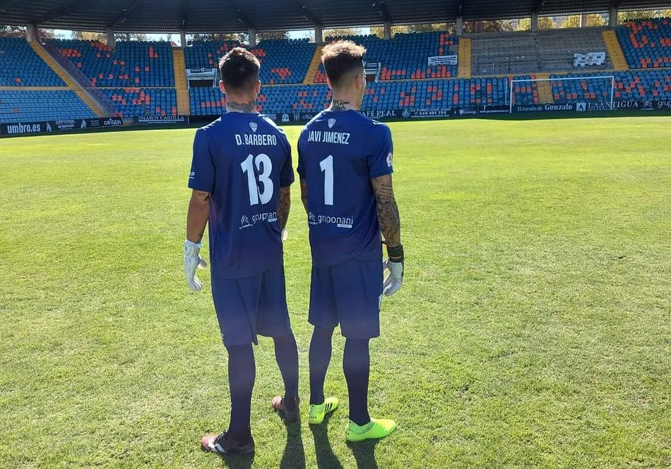 Foto 2 - Los porteros del Salamanca UDS lucen su nueva equipaci&oacute;n para la temporada
