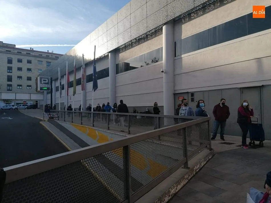 Foto 2 - Largas colas para comprar comida a pocas horas de iniciarse el confinamiento en Salamanca