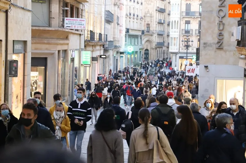 Foto 6 - Las calles comerciales y las terrazas, llenas a pocas horas de que arranque el confinamiento