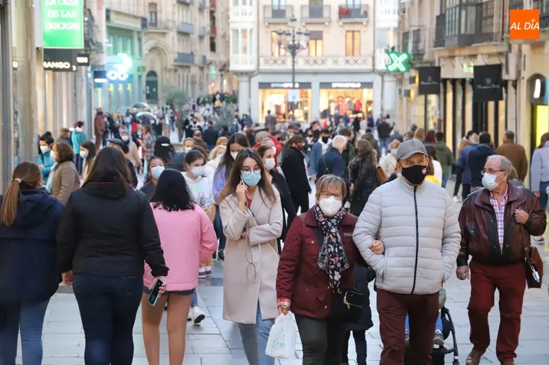 Foto 4 - Las calles comerciales y las terrazas, llenas a pocas horas de que arranque el confinamiento