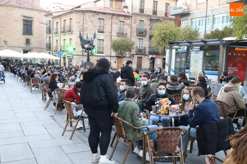 Foto 3 - Las calles comerciales y las terrazas, llenas a pocas horas de que arranque el confinamiento