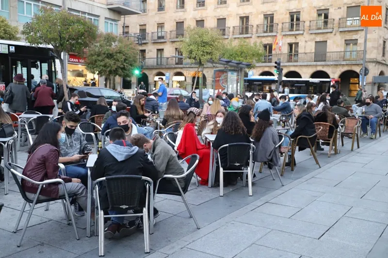 Foto 2 - Las calles comerciales y las terrazas, llenas a pocas horas de que arranque el confinamiento
