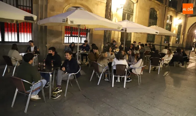 Foto 8 - Las calles comerciales y las terrazas, llenas a pocas horas de que arranque el confinamiento