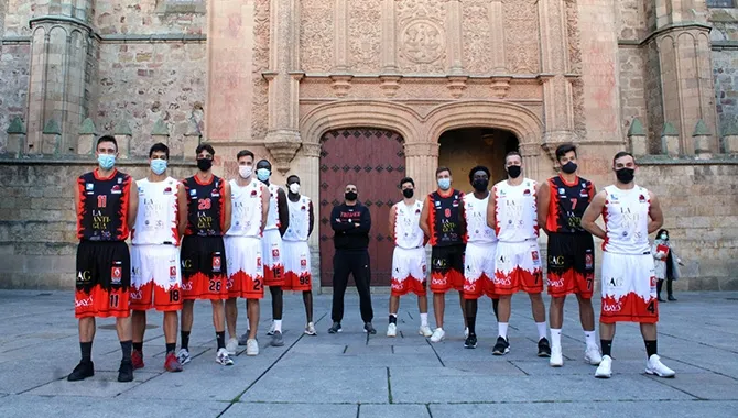 La plantilla del CB Tormes arranca este domingo en casa la competición