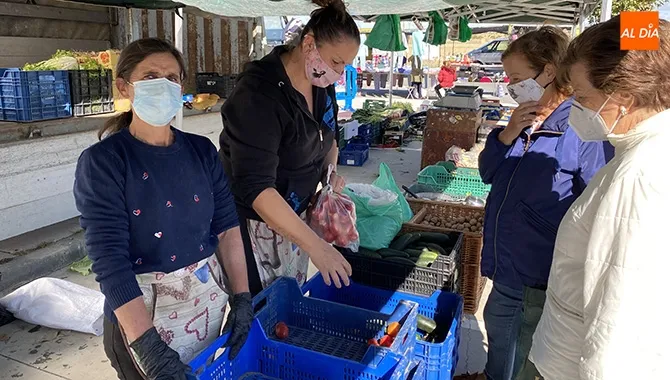 Benita Esteban (izquierda) es responsable de un puesto ambulante de fruta y verdura