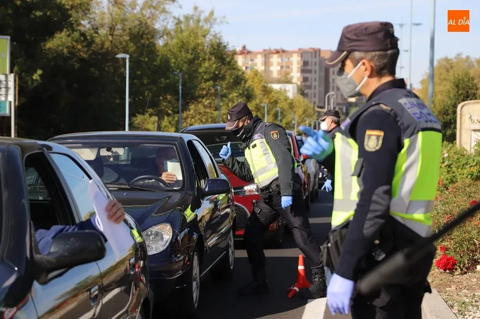 Agentes de policía controlan los accesos a Salamanca - Lydia González