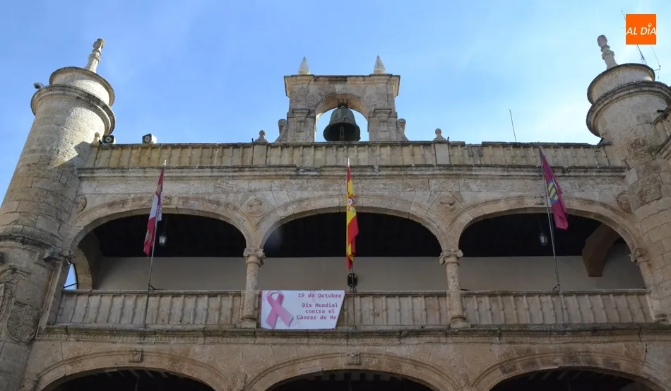 La Casa Consistorial se une al Día contra el Cáncer de Mama  