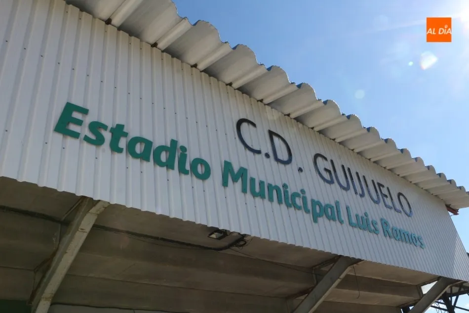 Foto 4 - El Municipal de Guijuelo ya luce el nombre de Luis Ramos