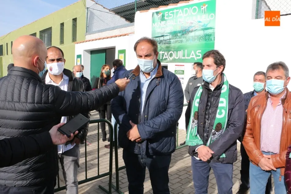 Foto 3 - El Municipal de Guijuelo ya luce el nombre de Luis Ramos