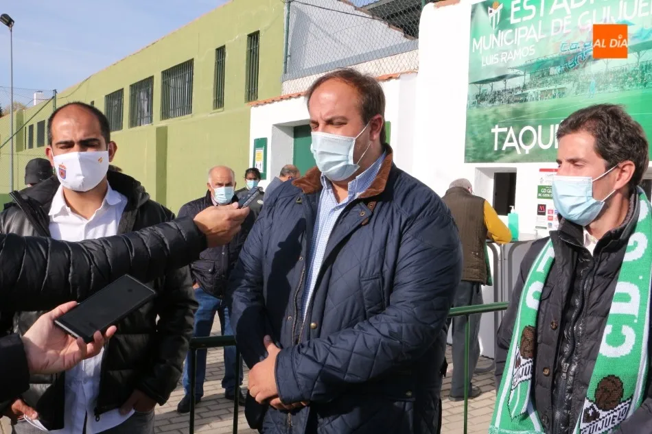 Foto 2 - El Municipal de Guijuelo ya luce el nombre de Luis Ramos