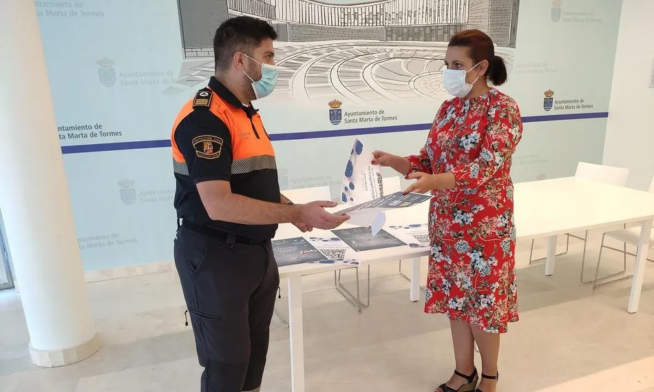 La concejala de Salud, Silvia González, con un voluntario de Protección Civil - Ayto. Santa Marta