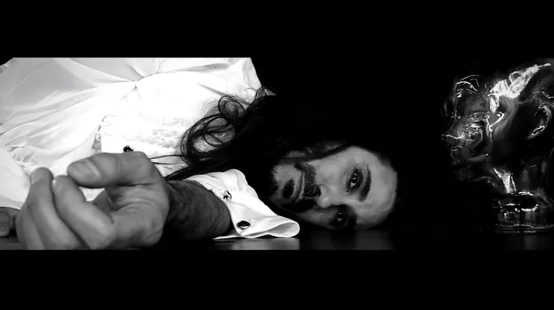 Cardoso estrena ‘Coloso’, el décimo videoclip de su álbum ‘El hueco del sillón’  