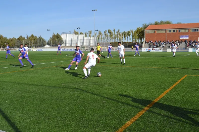 Foto 8 - El Pe&ntilde;aranda y el Santa Marta empatan a uno en un derbi diferente