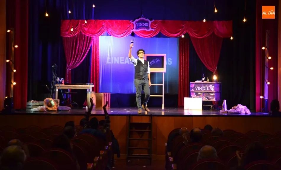 El mago Miguel de Lucas brinda con el público mirobrigense en su regreso a los escenarios tras 7...