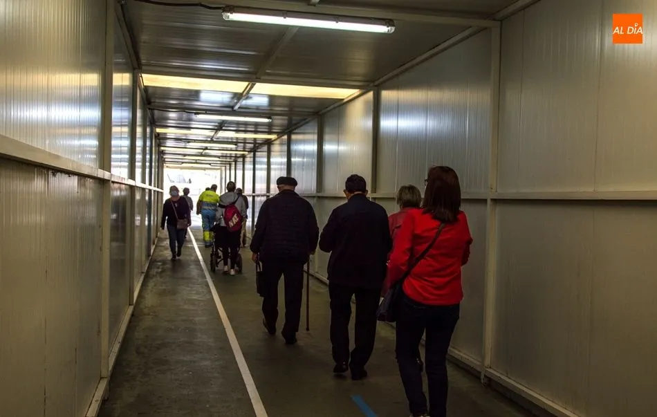 Gente accediendo al Complejo Hospitalario de Salamanca - Archivo