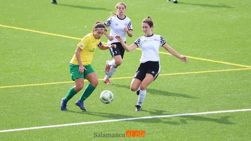 Saza, autora del tercer gol del Salamanca, durante un momento del partido / Lydia González