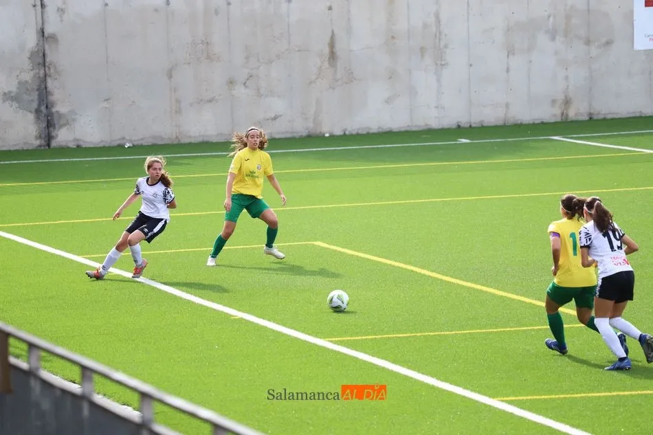 Foto 3 - Lauris, Bea Iglesias, Saza y Peti le dan la victoria al Salamanca UDS Femenino sobre el Amigos del...