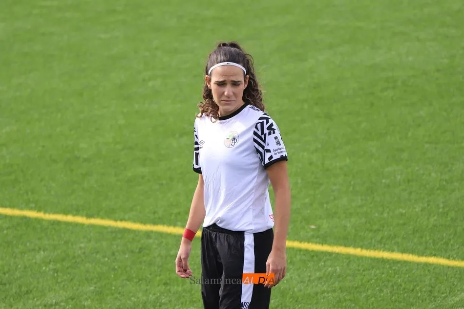 Foto 11 - Lauris, Bea Iglesias, Saza y Peti le dan la victoria al Salamanca UDS Femenino sobre el Amigos del...