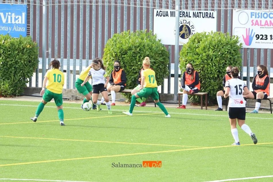 Foto 9 - Lauris, Bea Iglesias, Saza y Peti le dan la victoria al Salamanca UDS Femenino sobre el Amigos del...