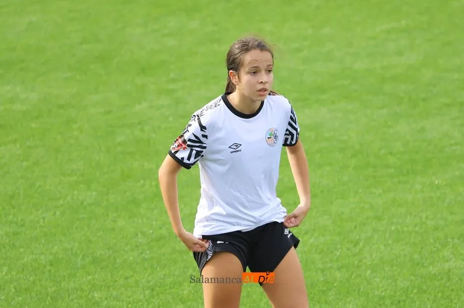 Foto 8 - Lauris, Bea Iglesias, Saza y Peti le dan la victoria al Salamanca UDS Femenino sobre el Amigos del...