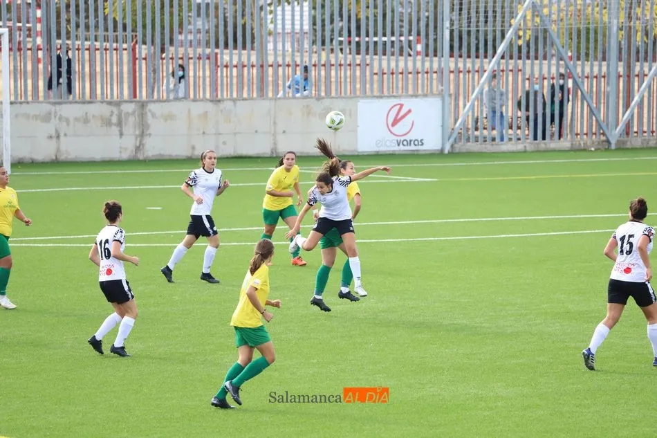 Foto 7 - Lauris, Bea Iglesias, Saza y Peti le dan la victoria al Salamanca UDS Femenino sobre el Amigos del...
