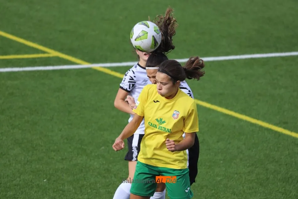 Foto 6 - Lauris, Bea Iglesias, Saza y Peti le dan la victoria al Salamanca UDS Femenino sobre el Amigos del...