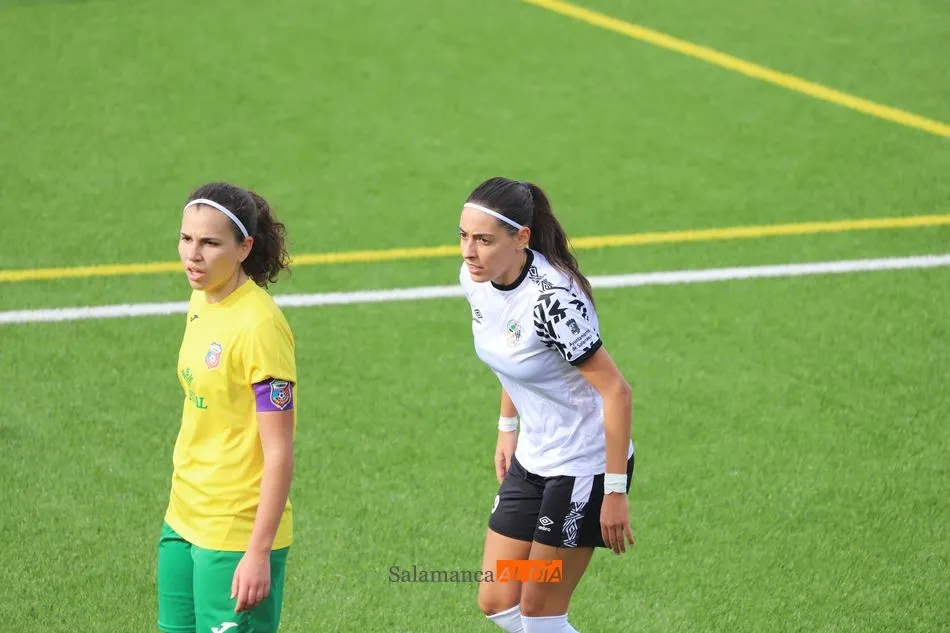 Foto 5 - Lauris, Bea Iglesias, Saza y Peti le dan la victoria al Salamanca UDS Femenino sobre el Amigos del...