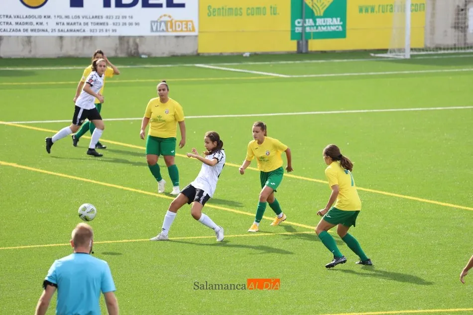 Foto 4 - Lauris, Bea Iglesias, Saza y Peti le dan la victoria al Salamanca UDS Femenino sobre el Amigos del...