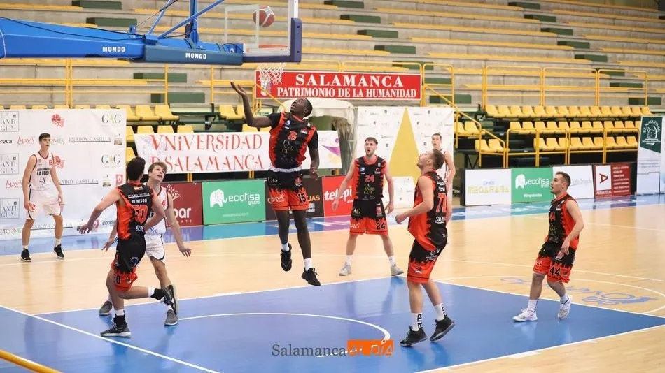 Los jugadores del CB Tormes, atentos a un rebote defensivo / Lydia González