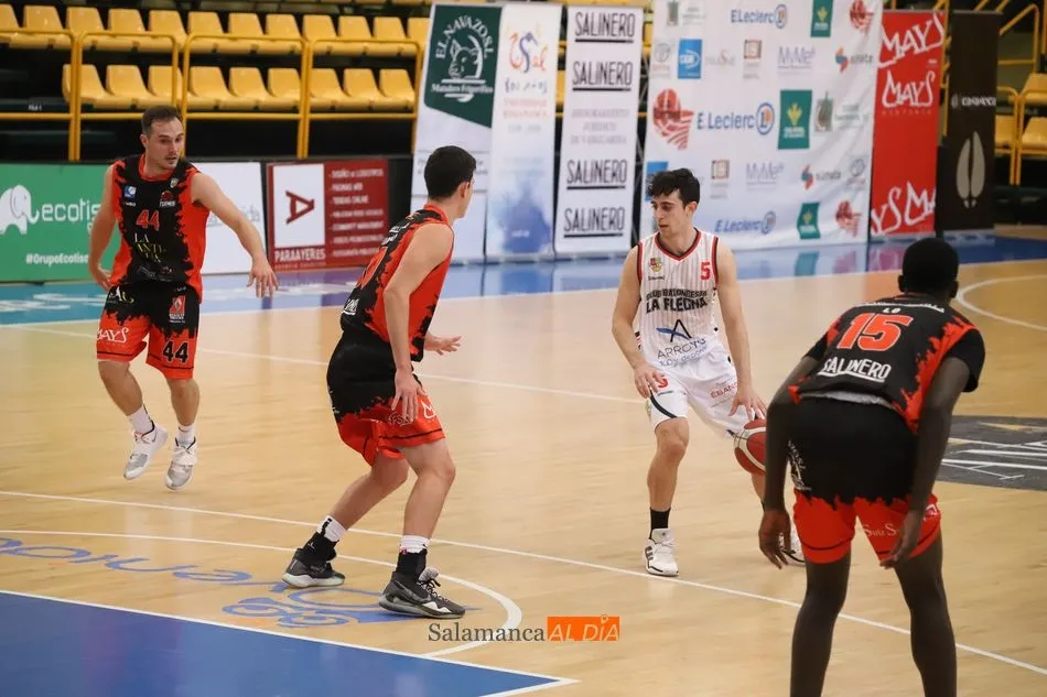 Foto 11 - Sufrida victoria del CB Tormes ante La Flecha en su debut liguero (69-66)