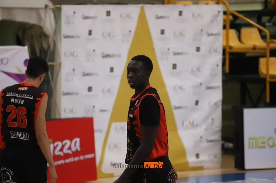 Foto 8 - Sufrida victoria del CB Tormes ante La Flecha en su debut liguero (69-66)