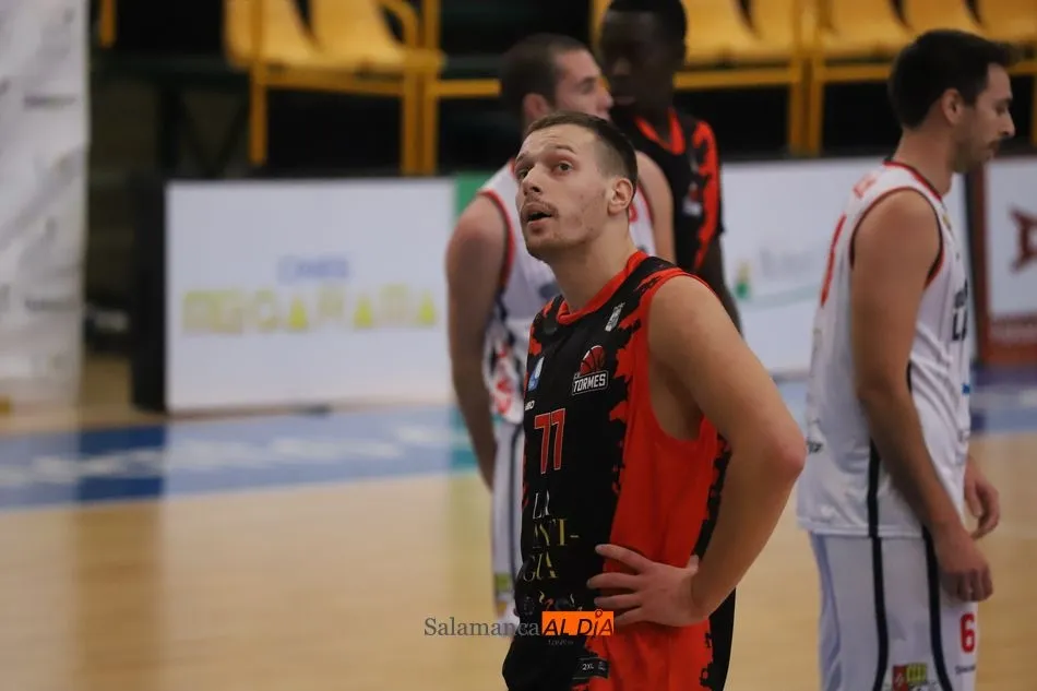Foto 7 - Sufrida victoria del CB Tormes ante La Flecha en su debut liguero (69-66)