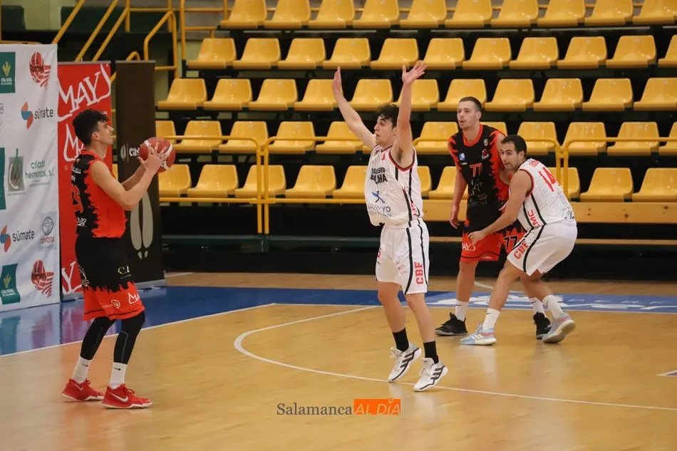 Foto 4 - Sufrida victoria del CB Tormes ante La Flecha en su debut liguero (69-66)