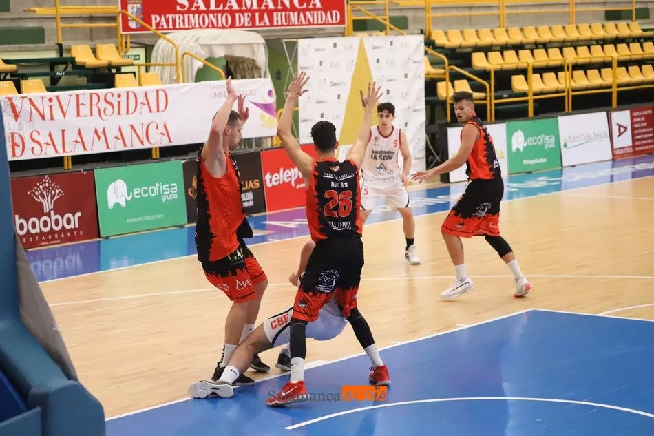 Foto 3 - Sufrida victoria del CB Tormes ante La Flecha en su debut liguero (69-66)