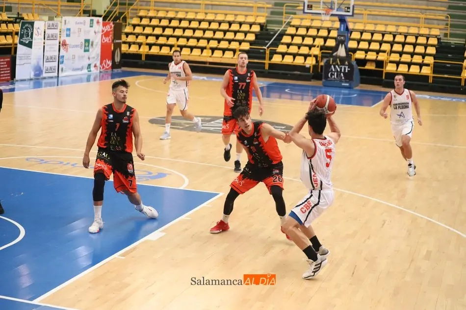 Foto 2 - Sufrida victoria del CB Tormes ante La Flecha en su debut liguero (69-66)