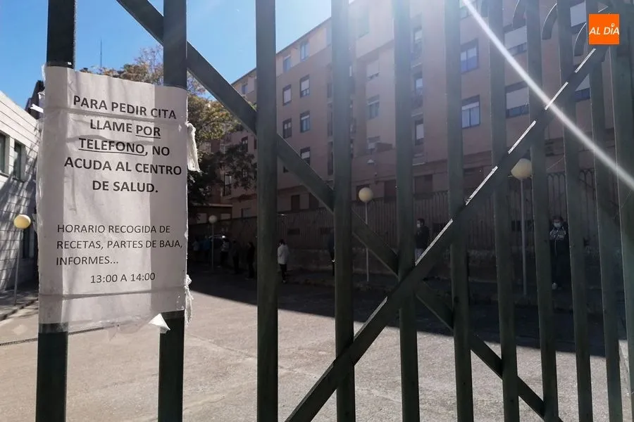 Foto 5 - Quejas de los usuarios del centro de salud de Pizarrales por las colas en el exterior para pedir...