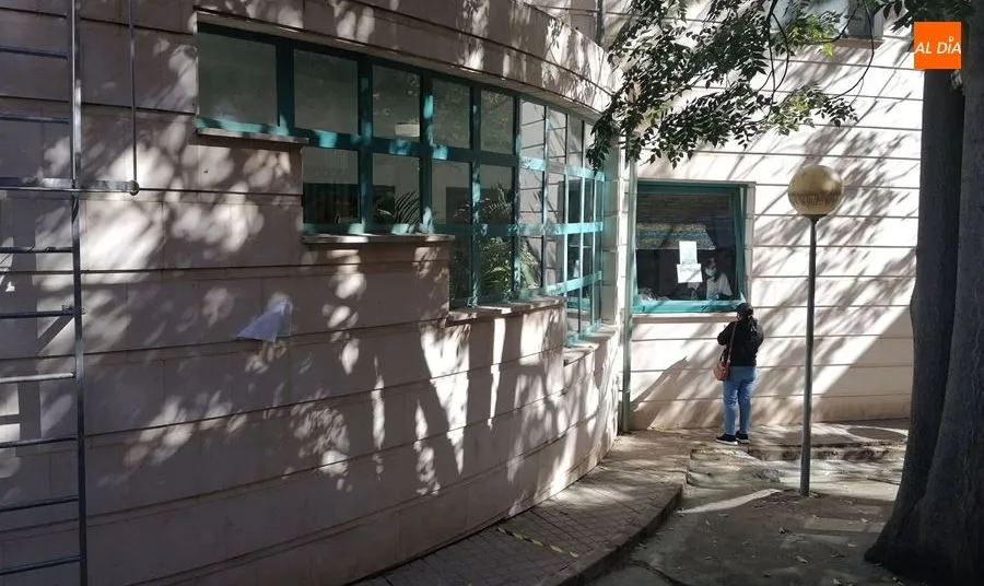 Foto 4 - Quejas de los usuarios del centro de salud de Pizarrales por las colas en el exterior para pedir...