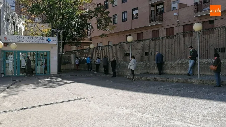 Foto 7 - Quejas de los usuarios del centro de salud de Pizarrales por las colas en el exterior para pedir...