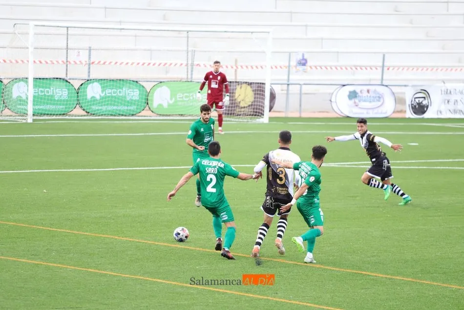 Foto 8 - Los goles de Jon Rojo y De la Nava al Compostela le ense&ntilde;an el camino hacia la PRO a Unionistas...