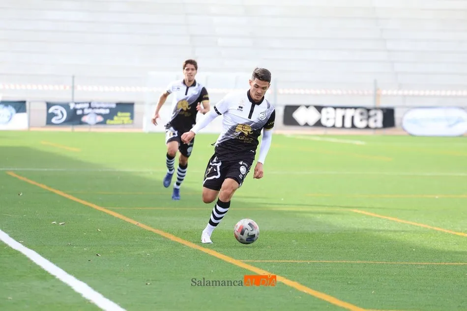 Foto 5 - Los goles de Jon Rojo y De la Nava al Compostela le ense&ntilde;an el camino hacia la PRO a Unionistas...