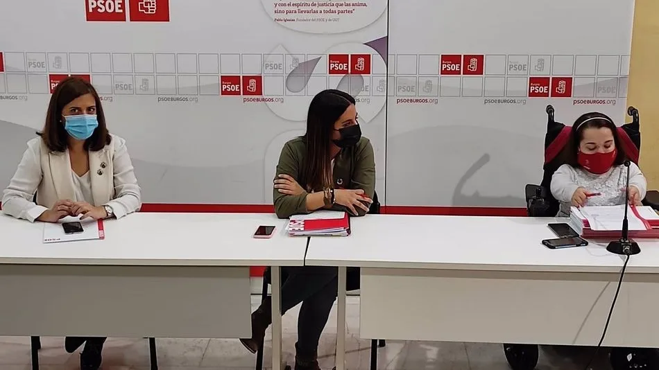 Esther Peña, secretaria del PSOE de Burgos, Nuria Rubio, coordinarora de Familia del PSCyL, y Noelia Frutos, procuradora del PSOE por Burgos. - EUROPA PRESS
