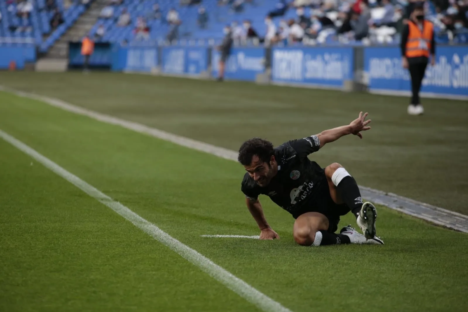 Foto 4 - La mala suerte se ceba con un Salamanca UDS que pierde en el 96&rsquo; con un gol de Eneko B&oacute;veda en...