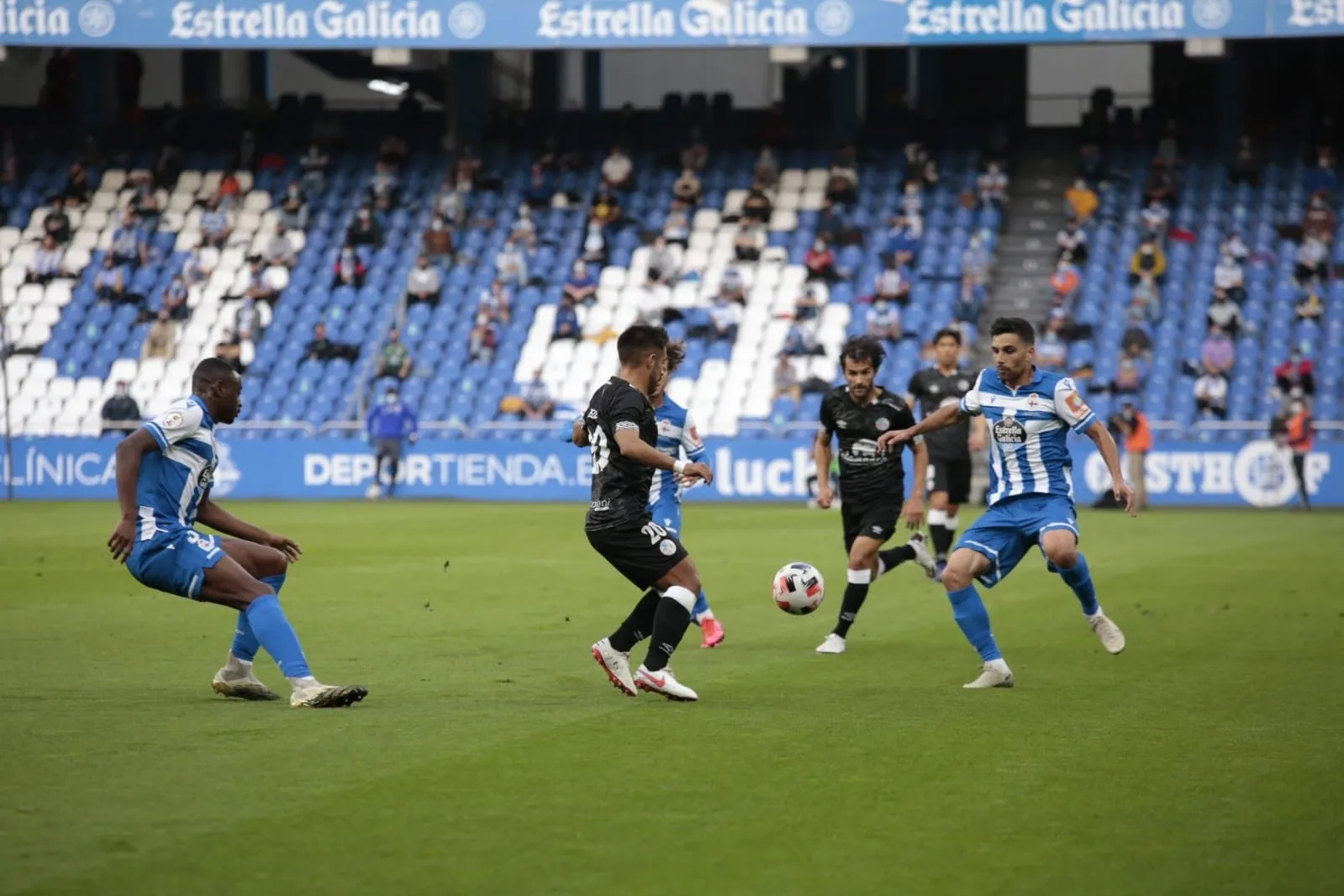Foto 3 - La mala suerte se ceba con un Salamanca UDS que pierde en el 96&rsquo; con un gol de Eneko B&oacute;veda en...