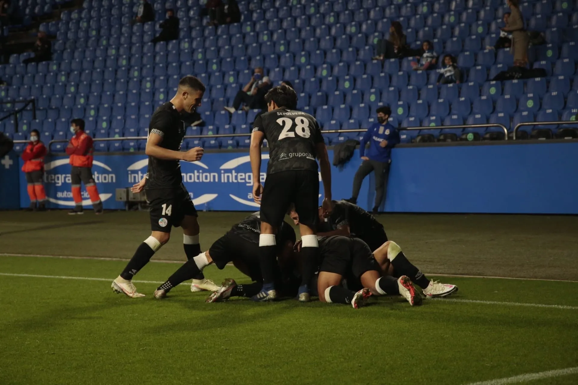 Foto 2 - La mala suerte se ceba con un Salamanca UDS que pierde en el 96&rsquo; con un gol de Eneko B&oacute;veda en...