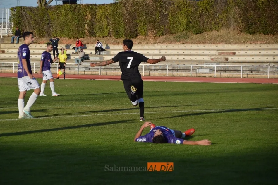 Clay Silvas festeja su gol con el Salamanca UDS B
