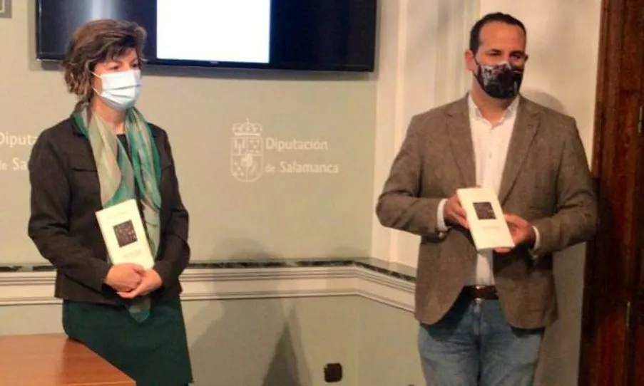 La poeta María Ángeles Pérez López junto al diputado de Cultura, David Mingo. Foto Diputación de Salamanca